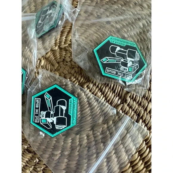 Beat the Bomb Mission 81: the Cyberbot (4) pins NEW - Picture 3 of 5